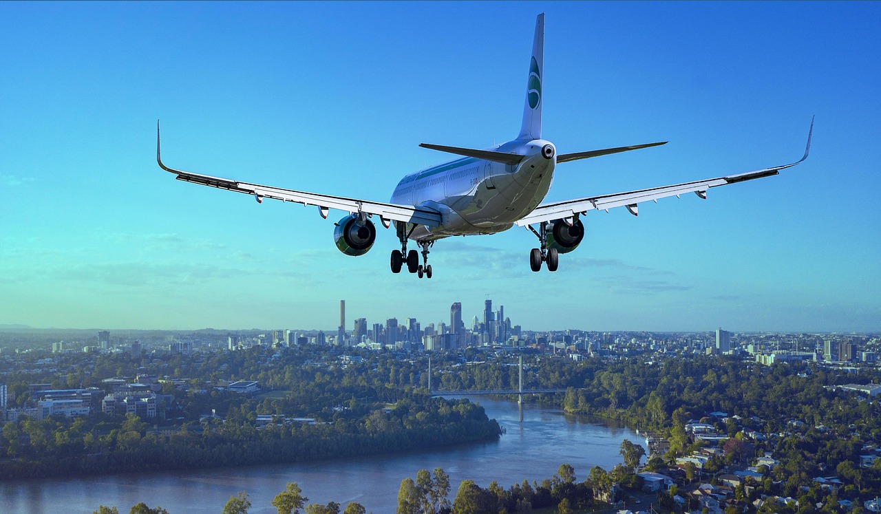 airplane, flight, city, landing, river, boeing, aircraft, plane, travel, flying, sky, passenger aircraft, airliner, aviation, arrival, transport, skyscrapers, nature, urban